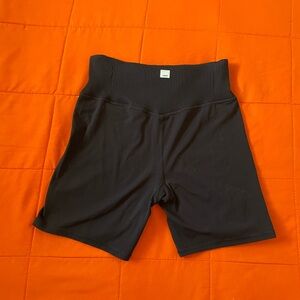 Vuori Studio Biker Short Womens Medium Pocket Black Solid Gym Active 5”